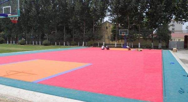学校球场地胶多少钱一平米